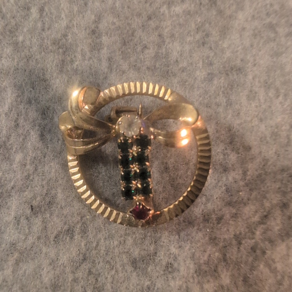 Vtg Gold Tone Circle Brooch Pin Wreath Ribbon Bow Green Red Rhinestone Accent - Picture 1 of 2
